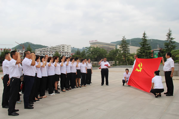 隴運(yùn)集團(tuán)公司黨委開展慶祝建黨97周年“緬懷先烈，砥礪奮進(jìn)”主題黨日活動(dòng)